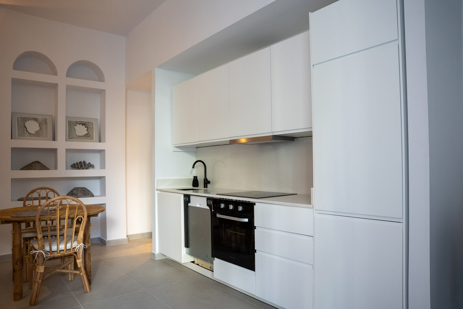 Full kitchen with oven, hob and dining table