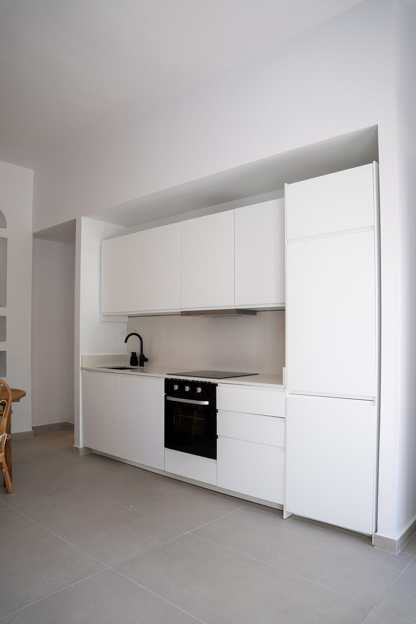 Full kitchen with oven, hob and dining table